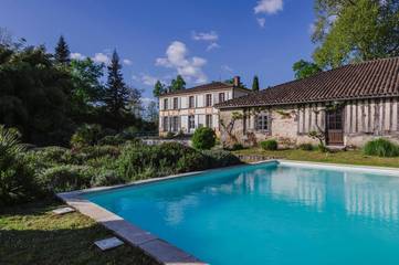 Gîte pour 12 personnes, avec piscine ainsi que jardin et vue à Sore