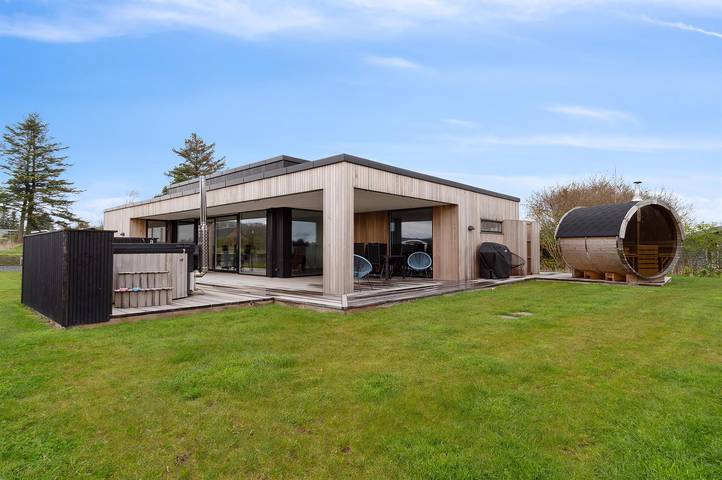 Ferieudlejning for 8 personer, med terrasse og jacuzzi såvel som have og sauna i Rude Strand