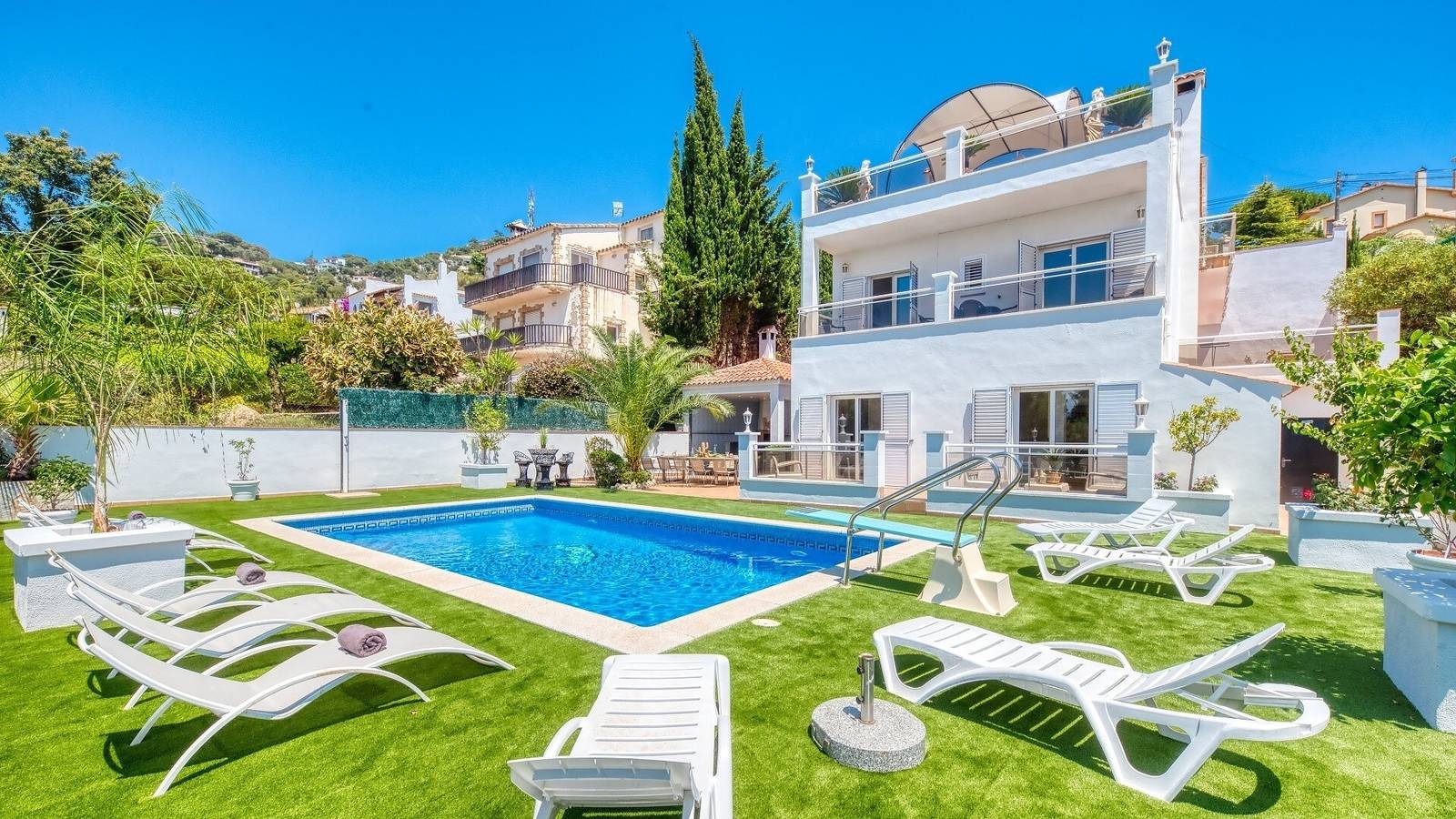 Villa "Costacabana - Maribel" avec piscine privée, 3 terrasses privées et Wi-Fi in Roca Grossa, Lloret de Mar