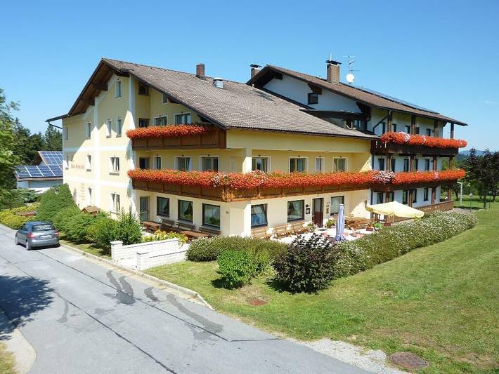 Hotel für 3 Personen, mit Balkon/Terrasse und Terrasse sowie Garten und Sauna in Haidmühle