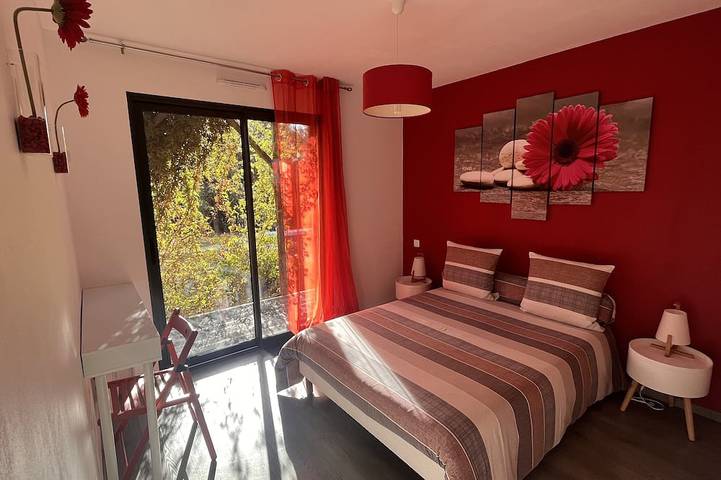 Location de vacances pour 11 personnes, avec terrasse et jardin à Saint-Julien-de-Peyrolas - 4