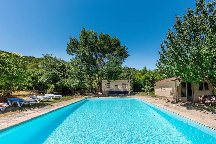 Appartement de vacances pour 6 personnes, avec piscine ainsi que terrasse et jardin