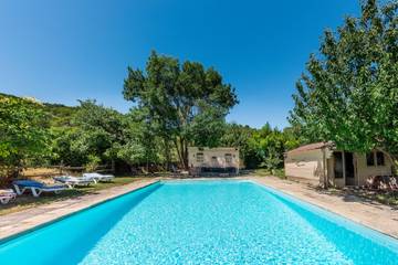 Gîte pour 6 personnes, avec jardin ainsi que piscine et terrasse à Châteaudouble