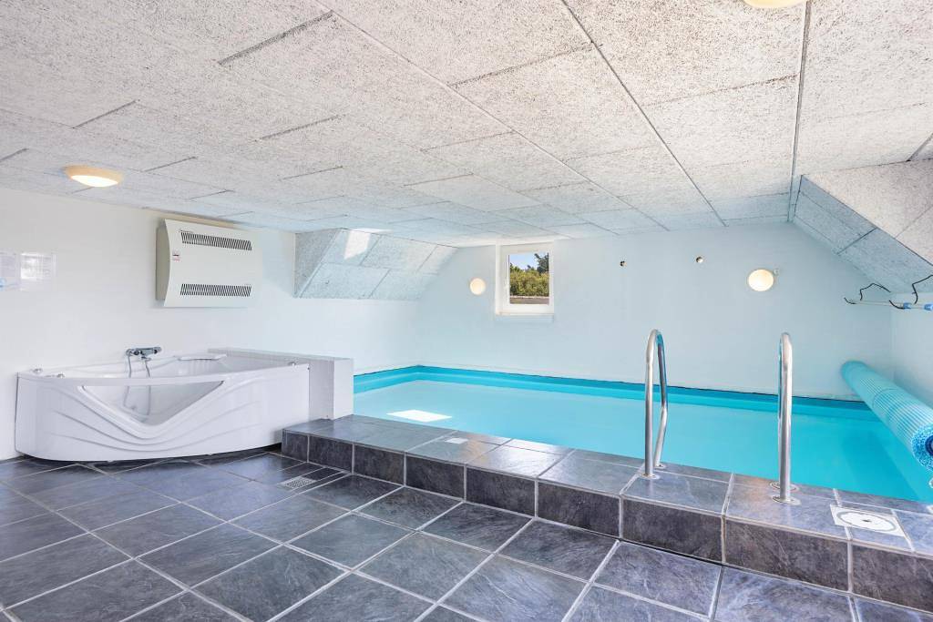 Großzügiges Ferienhaus mit Pool für 8 Personen & 2 Hunde in Sønderho, Wadden Sea National Park