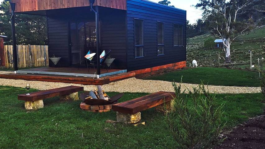 Log cabin for 2 people, with garden and hot tub as well as terrace in Tasmania
