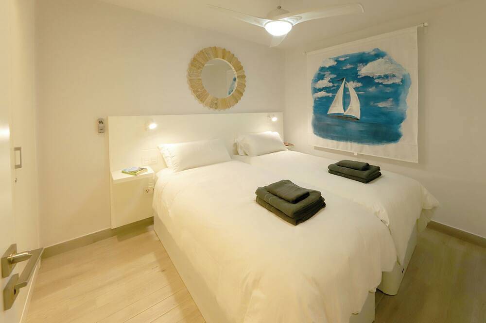Entire apartment, Harbour view suite,sea and mountain views.Close to harbour and Playa Chia beach. in Puerto del Carmen, Tías