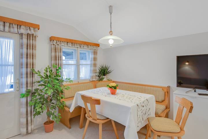 Ganze Wohnung, Ferienwohnung Wennesz 2 am Chiemsee mit südseitigem Balkon, Bergblick und Wlan in Chieming, Chiemsee