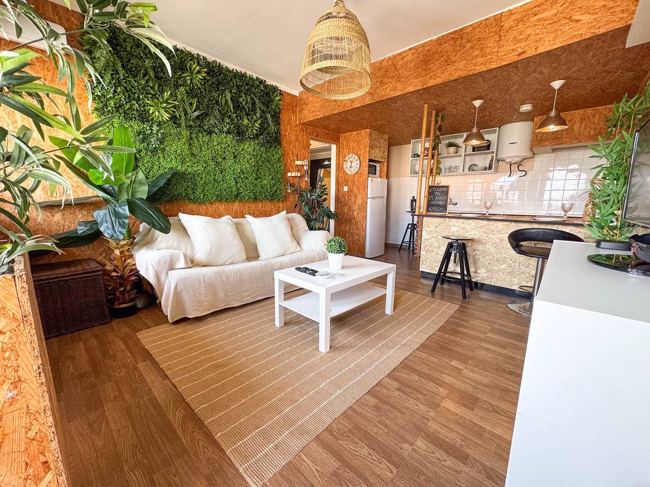 Apartamento entero, Apartamento '1 Min Beach Retreat Consolação' con vistas al mar, balcón y Wi-Fi in Consolação, Peniche