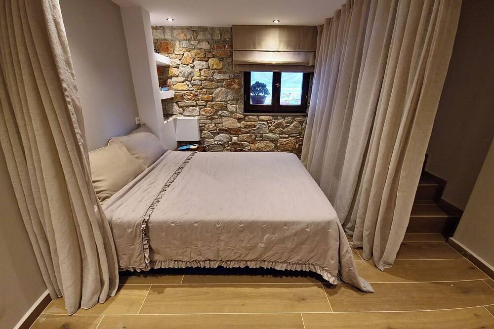Villa Camellia is a beautiful stone house overlooking the sea. in Poseidonia, Syros