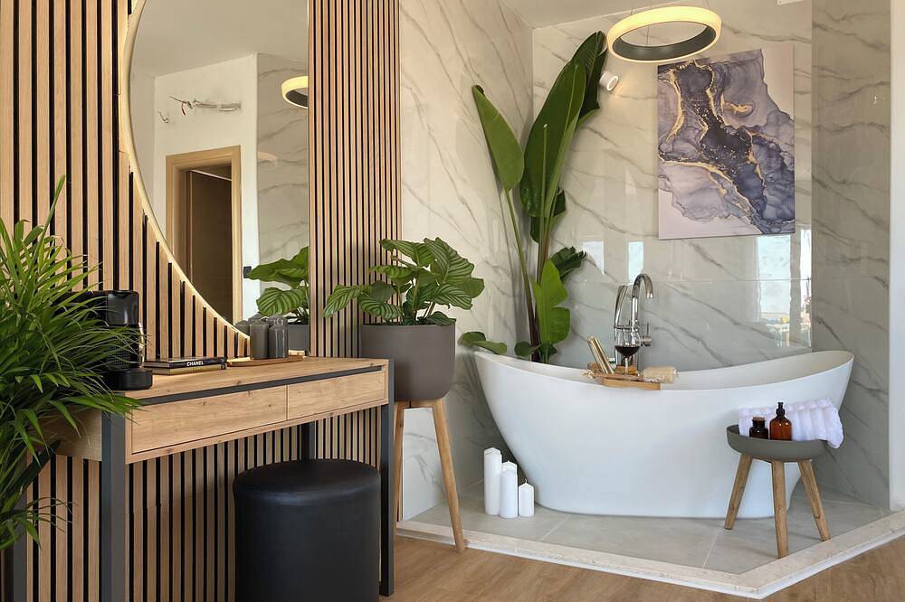Sunny Bnb with Bathtub + Breakfast Included in Hvar City, Hvar