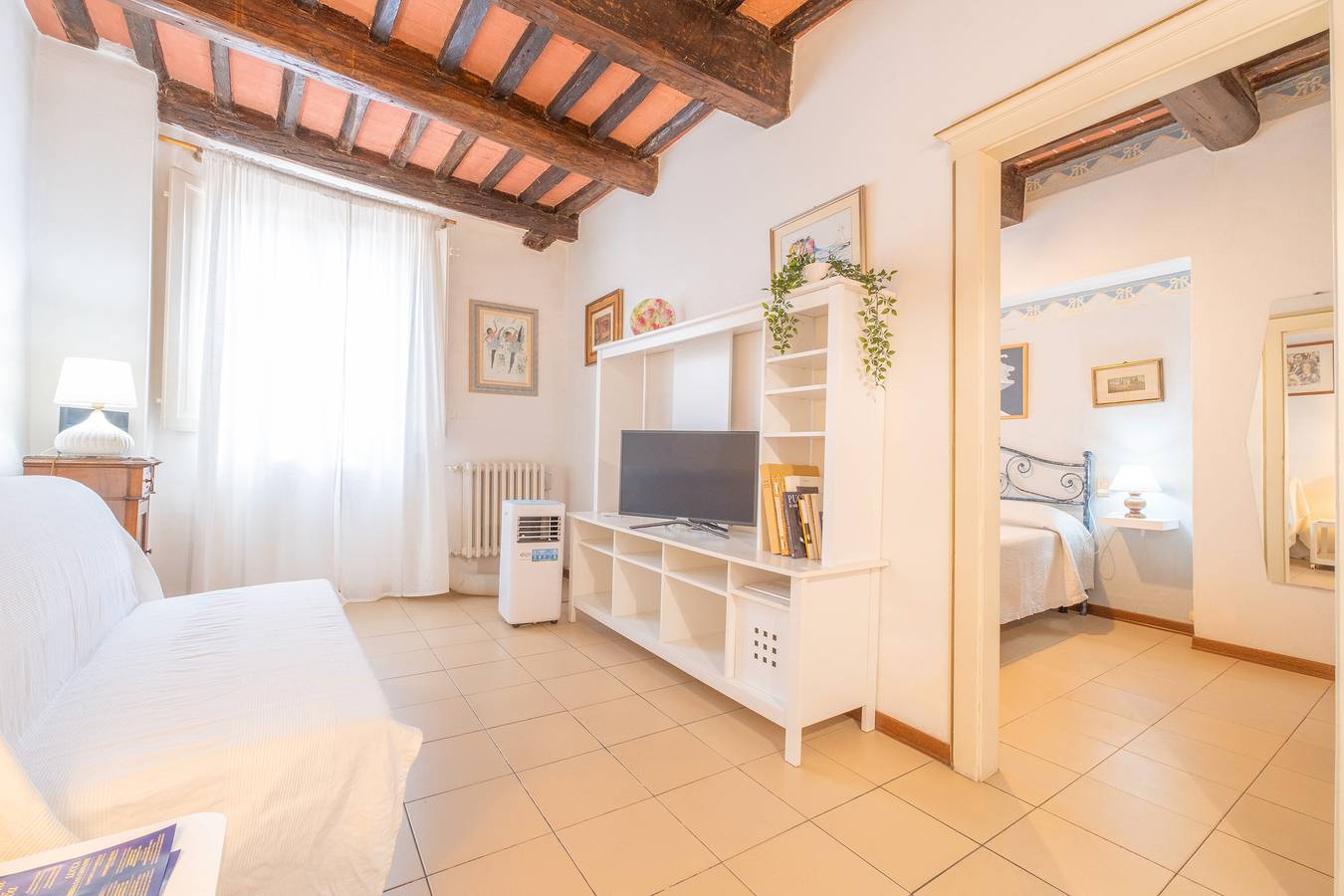Entire apartment, Apartment 'Il Nido - Immersi Nell'arte' with Wi-Fi and Air Conditioning in Lucca, Via Francigena