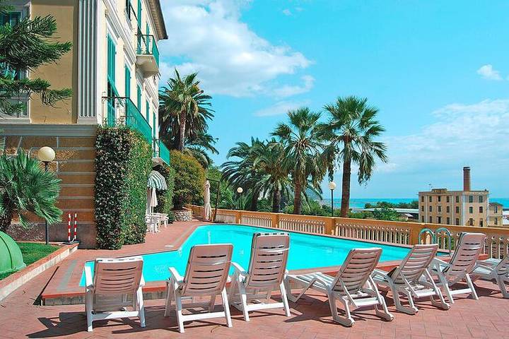 Villa pour 3 personnes, avec Terrasse ainsi que Jardin et Piscine à Imperia