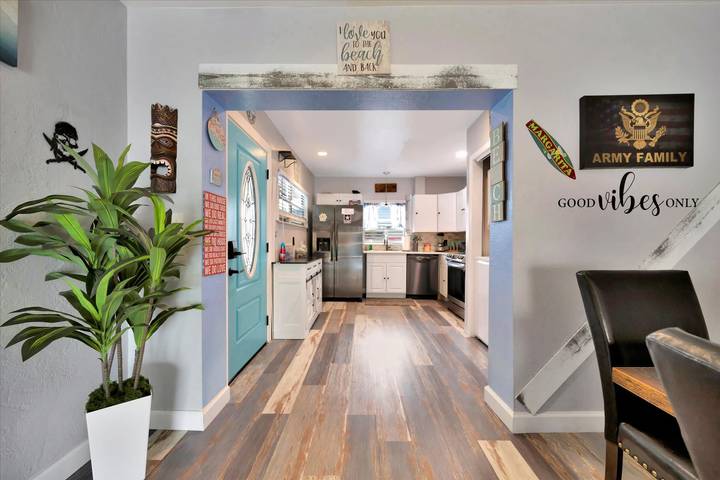 Vacation rental for 5 people, with balcony and yard, kid friendly in Treasure Island