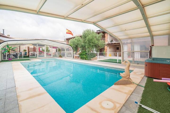 Casa de vacaciones para 16 personas, con Balcón y Terraza además de Jacuzzi y Jardín en Provincia de Cuenca