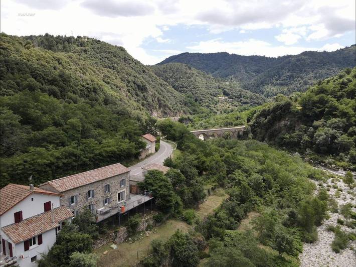 Location de vacances pour 6 personnes, avec Terrasse ainsi que Jardin et Vue à Saint-Maurice-en-Chalencon