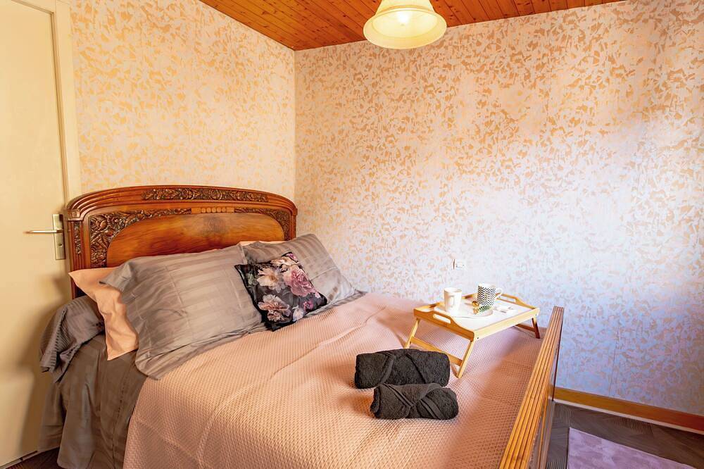 Entire apartment, La Rosée - 2-room family apartment, Wifi, Tv box, garden in Bourbonne-les-Bains, Haute-Marne