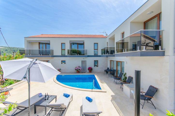 Ferienwohnung für 4 Personen, mit Pool und Balkon