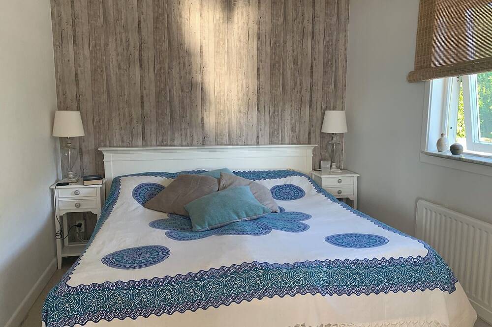 Design beach house with beautiful sea view, lounge terrace and jacuzzi in Ellös, Orust