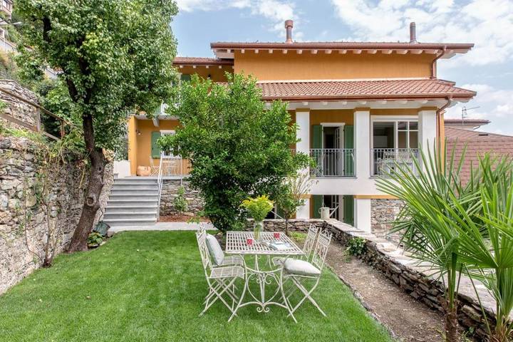 Ferienwohnung für 2 Personen, mit Balkon und Terrasse sowie Garten und Ausblick