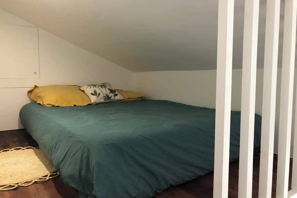 A self-contained studio in a green setting in Chatou, Yvelines