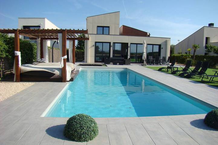 Ferienhaus für 8 Personen, mit Pool und Whirlpool sowie Garten