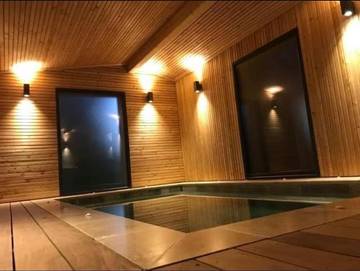 Gîte pour 22 personnes, avec piscine ainsi que terrasse et jacuzzi à Bourdeaux