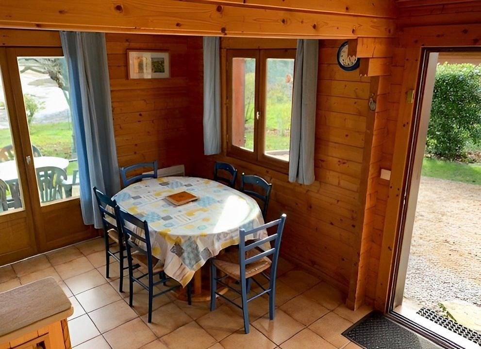 Location vacances chalet bord d'un lac in Camps-Saint-Mathurin-Léobazel, Région de Tulle