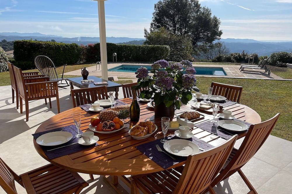An oasis of peace and quite with sea view on Cannes bay in Peymeinade, Region de Cannes