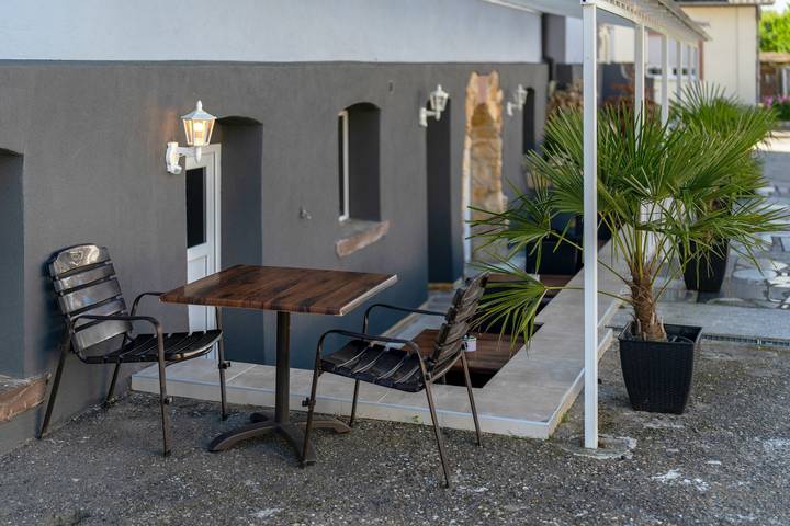 Appartement entier, Appartement 3, 16 m² avec terrasse commune et Wi-Fi in Europa-Park, Rheinhausen