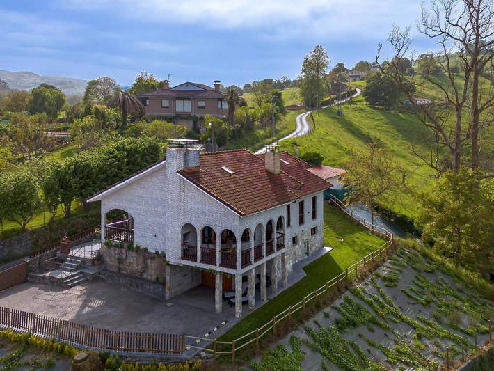 Chalet para 12 personas, con jardín y vistas, Se admiten mascotas en Trasmiera