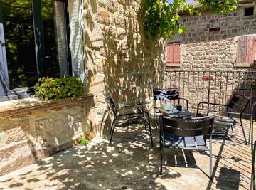 Gîte pour 14 personnes, avec terrasse ainsi que jardin et piscine à Sanilhac