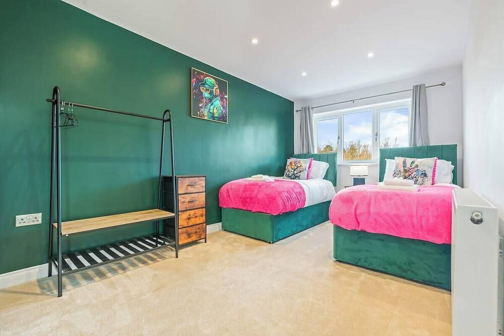 Dunchurch Home|Free Parking|Contractors & Families in Dunchurch, Warwickshire