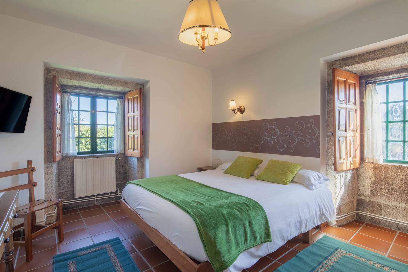 Bed and Breakfast 'Habitación Triple 2' with Mountain View, Shared Pool and Wi-Fi in Tui, Pontevedra Province