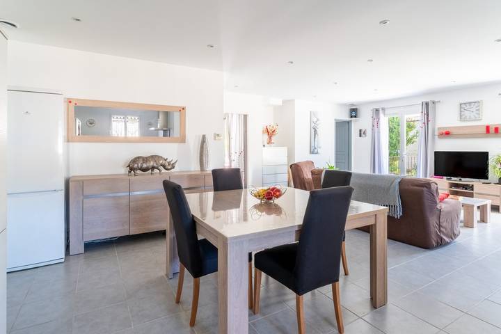 Holiday Home “Villa De Maithe” with Private Terrace, Wi-Fi and Air Conditioning in Sernhac, Nimes region