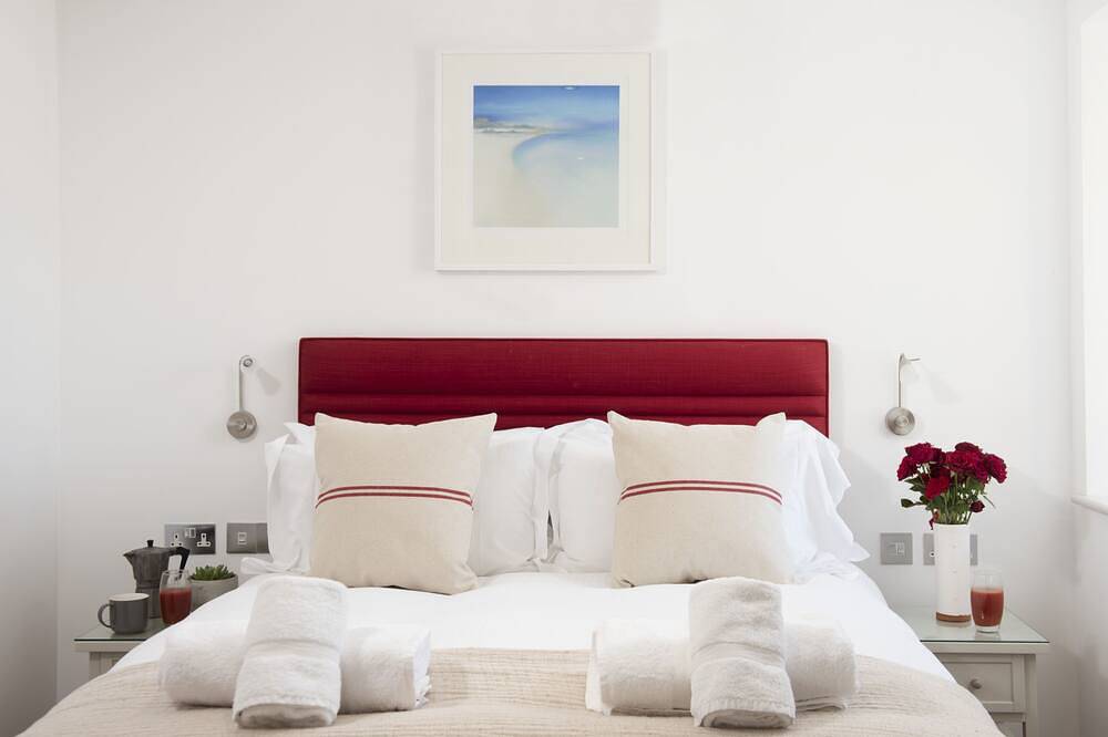Little Harbour Master's House is a beautifully presented home set on the harbour in Portreath, South West England