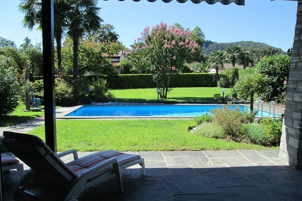 Villa con piscina y amplio jardín con garaje doble y plaza de aparcamiento. in Magliaso, Lago de Lugano
