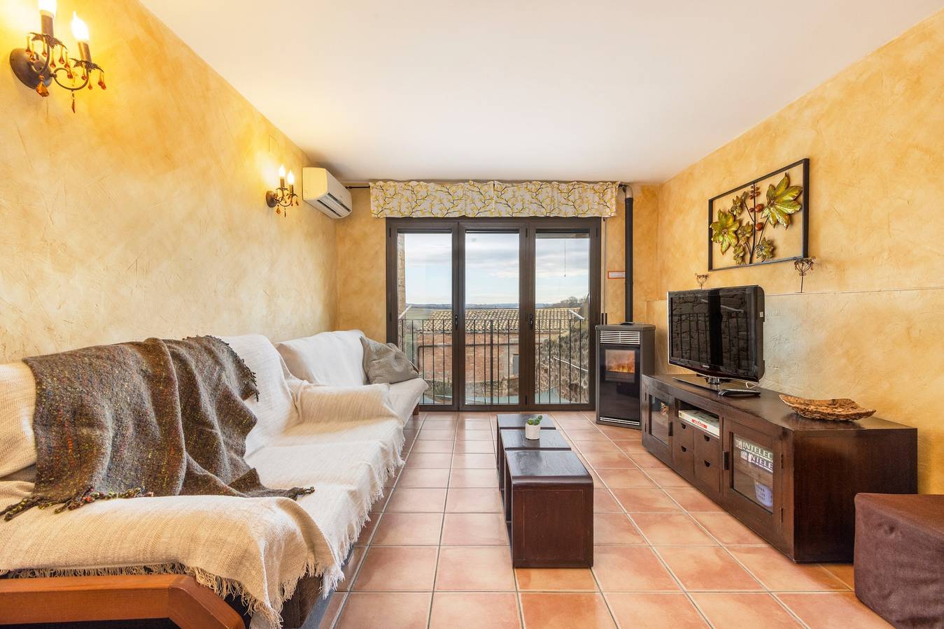 Casa rural 'Cal Emilia' con terraza privada, Wi-Fi y aire acondicionado in Ossó de Sió, Provincia de Lleida