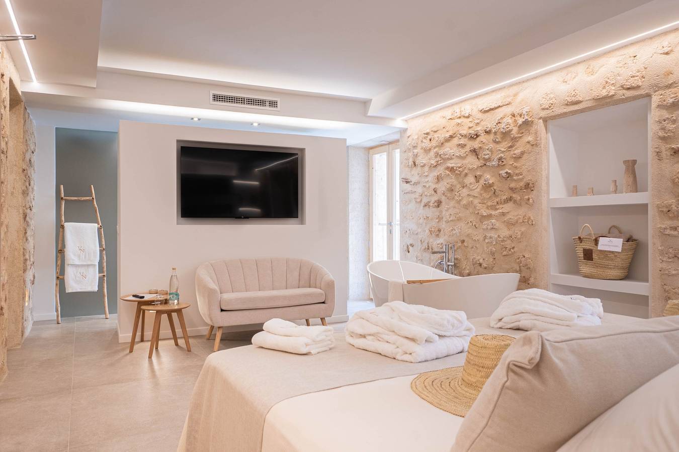 Room '101 - Junior Suite' with Mountain View, Wi-Fi and Air Conditioning in Capdepera, East Majorca
