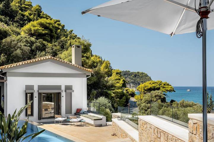 Villa for 11 people, with garden and balcony in Agios Nikitas