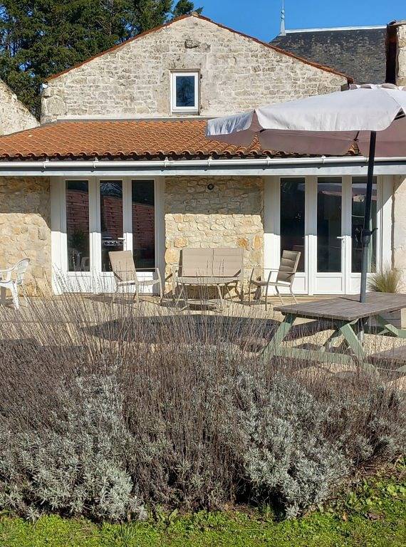 Gîte pour 6 personnes, avec jardin ainsi que terrasse et piscine