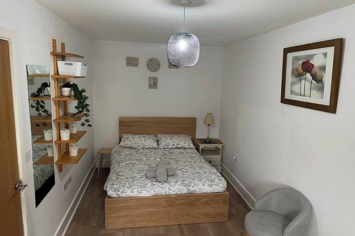 Bright Modern Entire Open-Plan Home –with off street Parking Included in Crealy Adventure Park, Devon