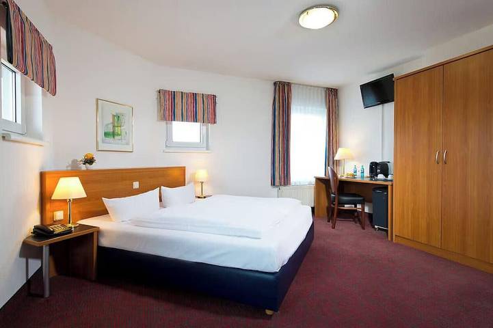 Contemporary Business Double Room with Modern Comfort in Griesheim (Hesse), Arrondissement de Darmstadt-Dieburg