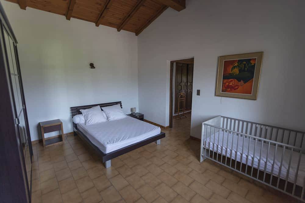 Casa Maredda with private pool and 6000m garden in Peri, Ajaccio und Umgebung