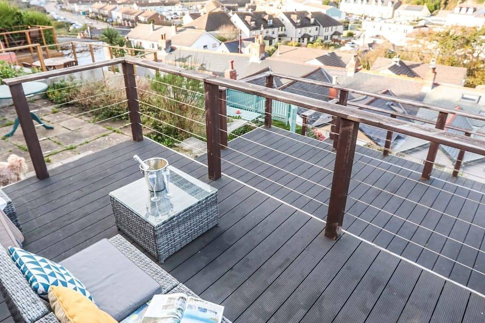 Beach & Surfing Heaven! 100m to sea & shops with parking, log burner & sea views in Portreath, Cornwall