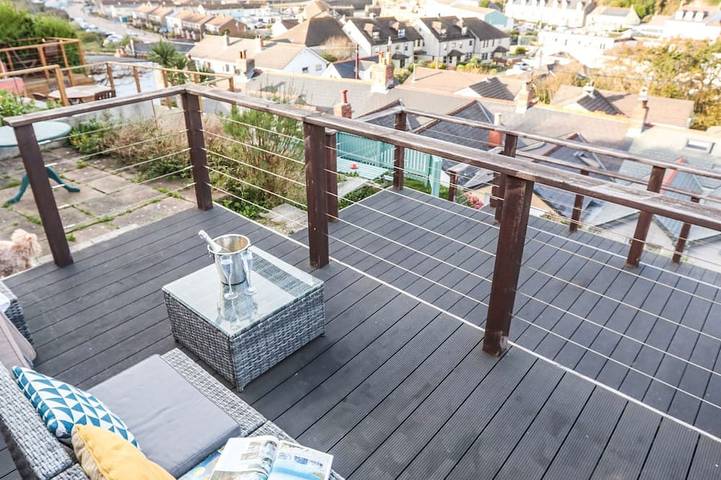Beach & Surfing Heaven! 100m to sea & shops with parking, log burner & sea views in Portreath, Cornwall