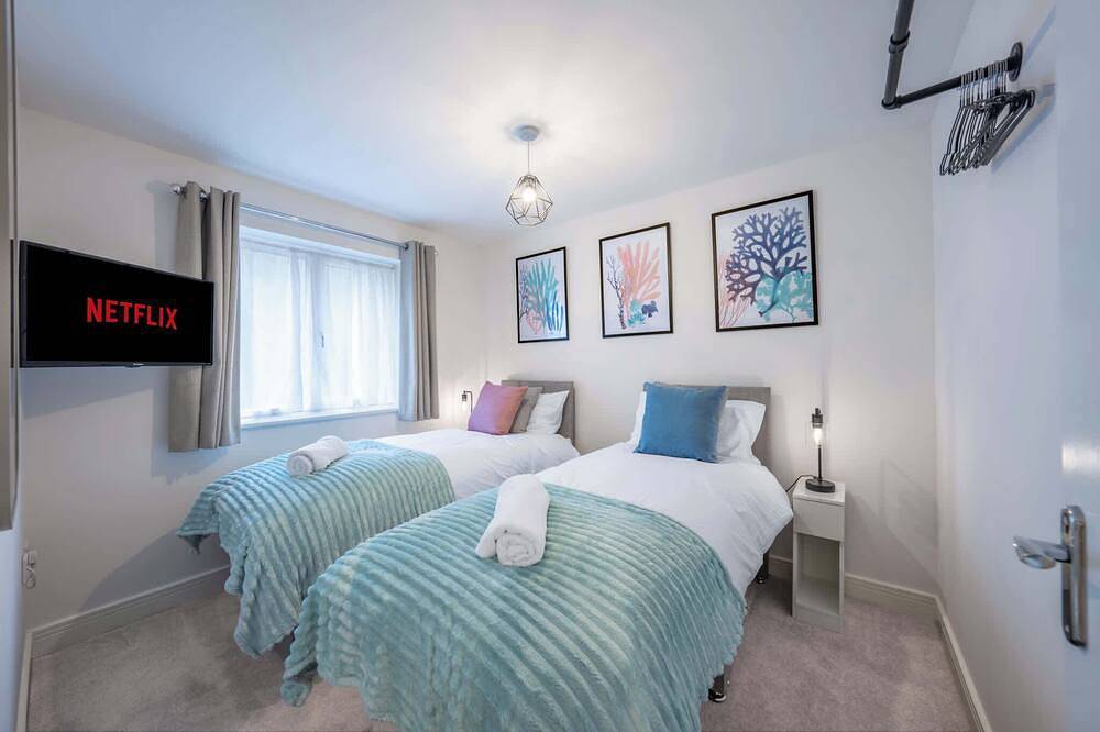 3 Br House | Driveway Parking | Modern Comfort in Stevenage, Hertfordshire