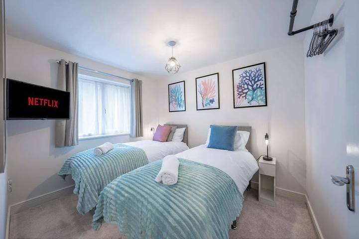3 Br House | Driveway Parking | Modern Comfort in Stevenage, Hertfordshire