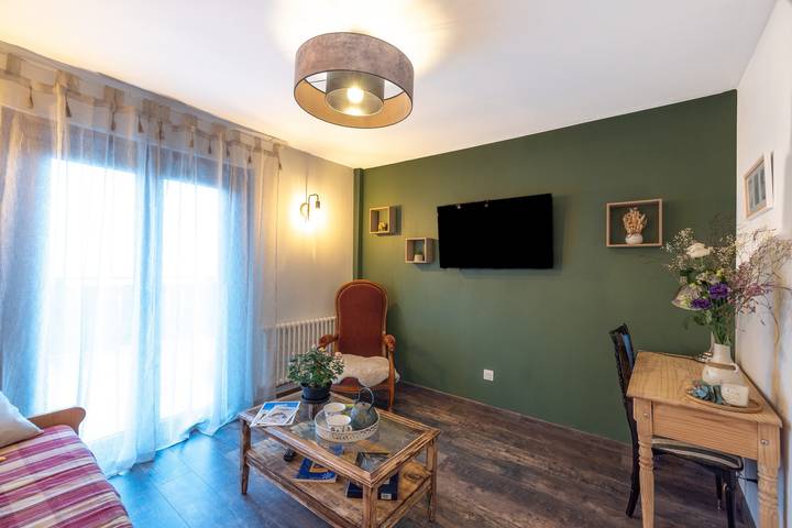 Appartement entier, Appartement "L'alpette" avec vue sur les montagnes, terrasse privée et Wi-Fi in Saint-Gervais-les-Bains, Pays du Mont-Blanc