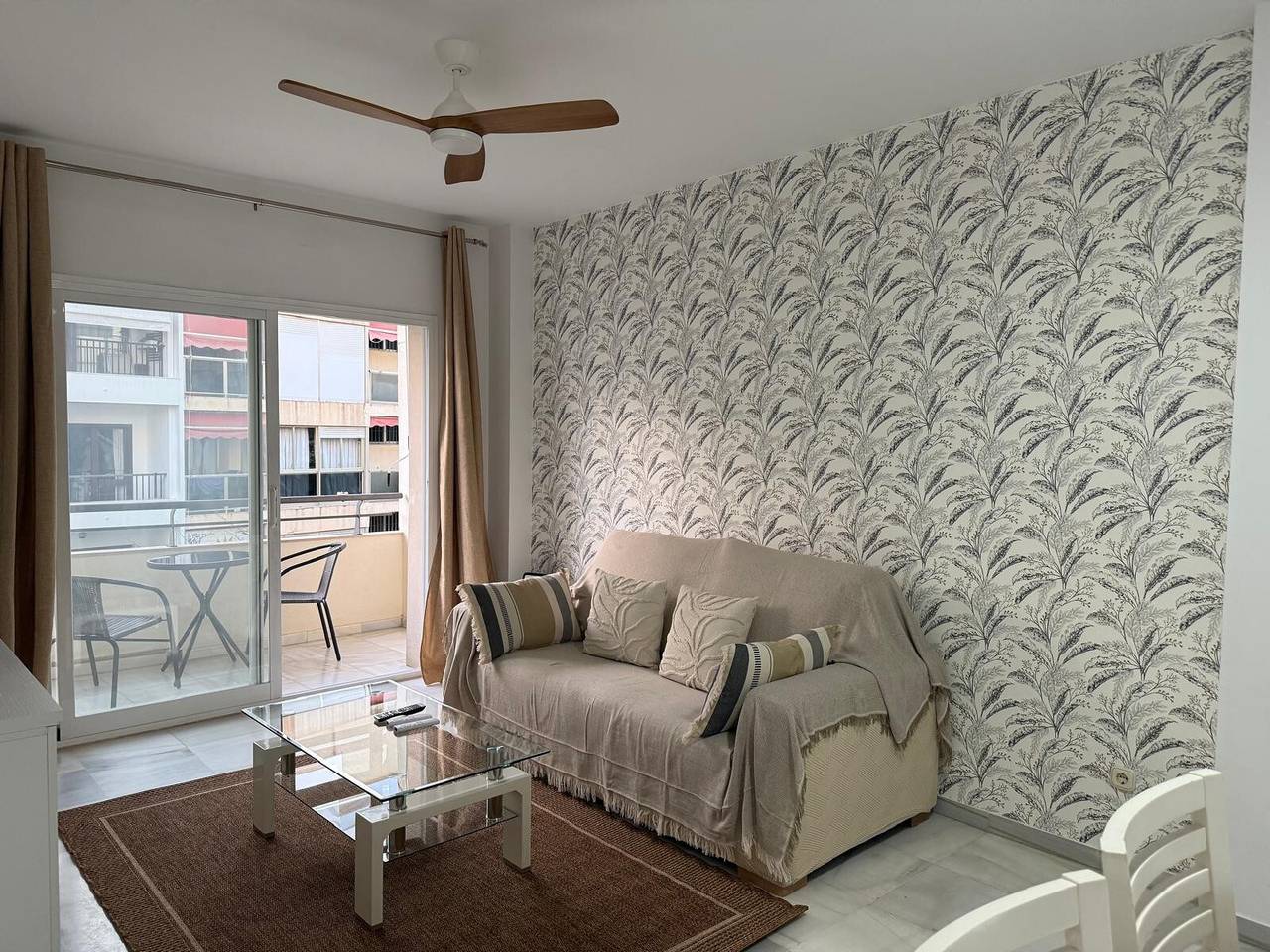 Apartamento entero, Apartamento 'Gilarez' con terraza privada, balcón y Wi-Fi in Estepona Old Town, Estepona