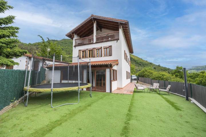 Casa de vacaciones para 14 personas, con jardín además de sauna y balcón, Se admiten mascotas en Pirineo Navarro